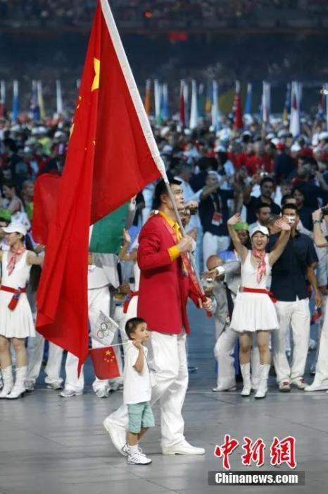 在北京奥运会开幕式上，中国代表团的旗手姚明。中新社记者 杜洋 摄